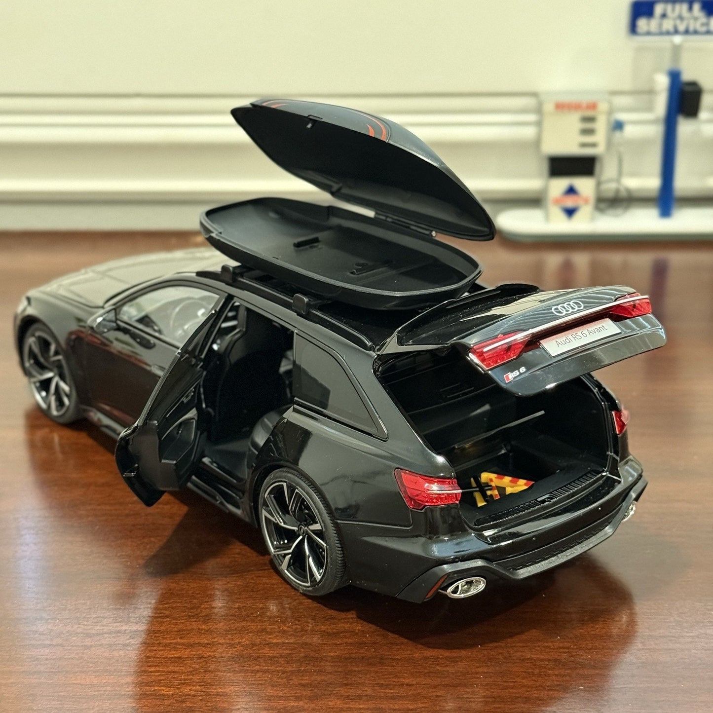 1/18 Audi RS6 Avant Diecast Model Car | Top Storage NOT included