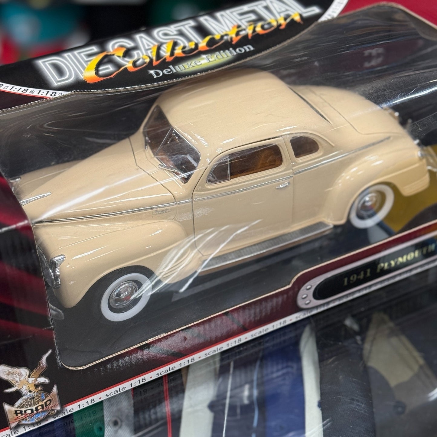 1/18 1941 Plymouth Cream Road Signature Diecast Model Car