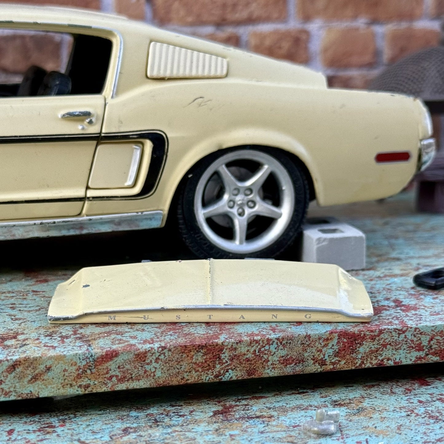 1968 Ford Mustang Custom Cream/Black | Maisto 1/18 | Diorama Model Part Carw