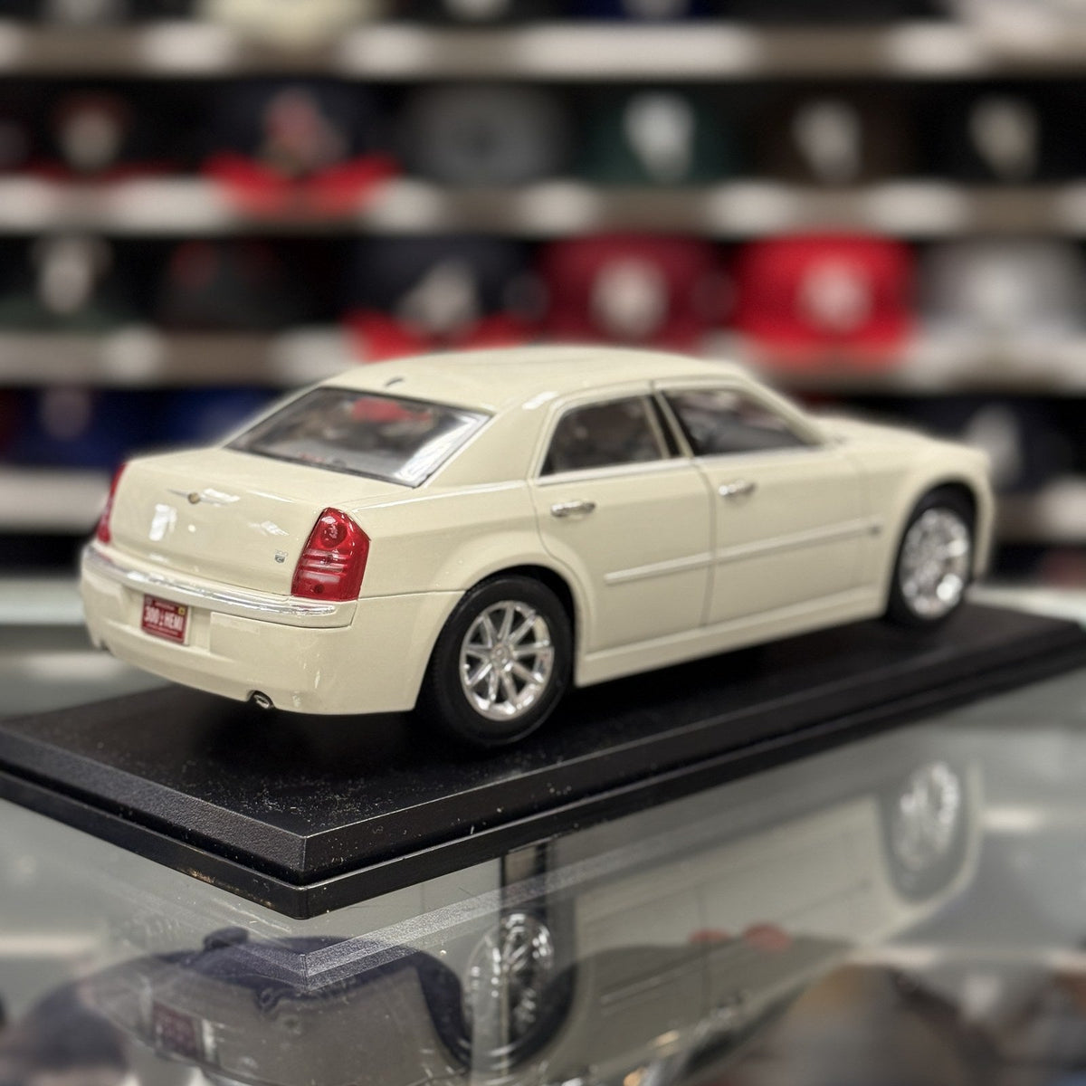 Maisto 1:18 2005 Chrysler 300C HEMI Cream Cool Vanilla Diecast Model Car - Product Image