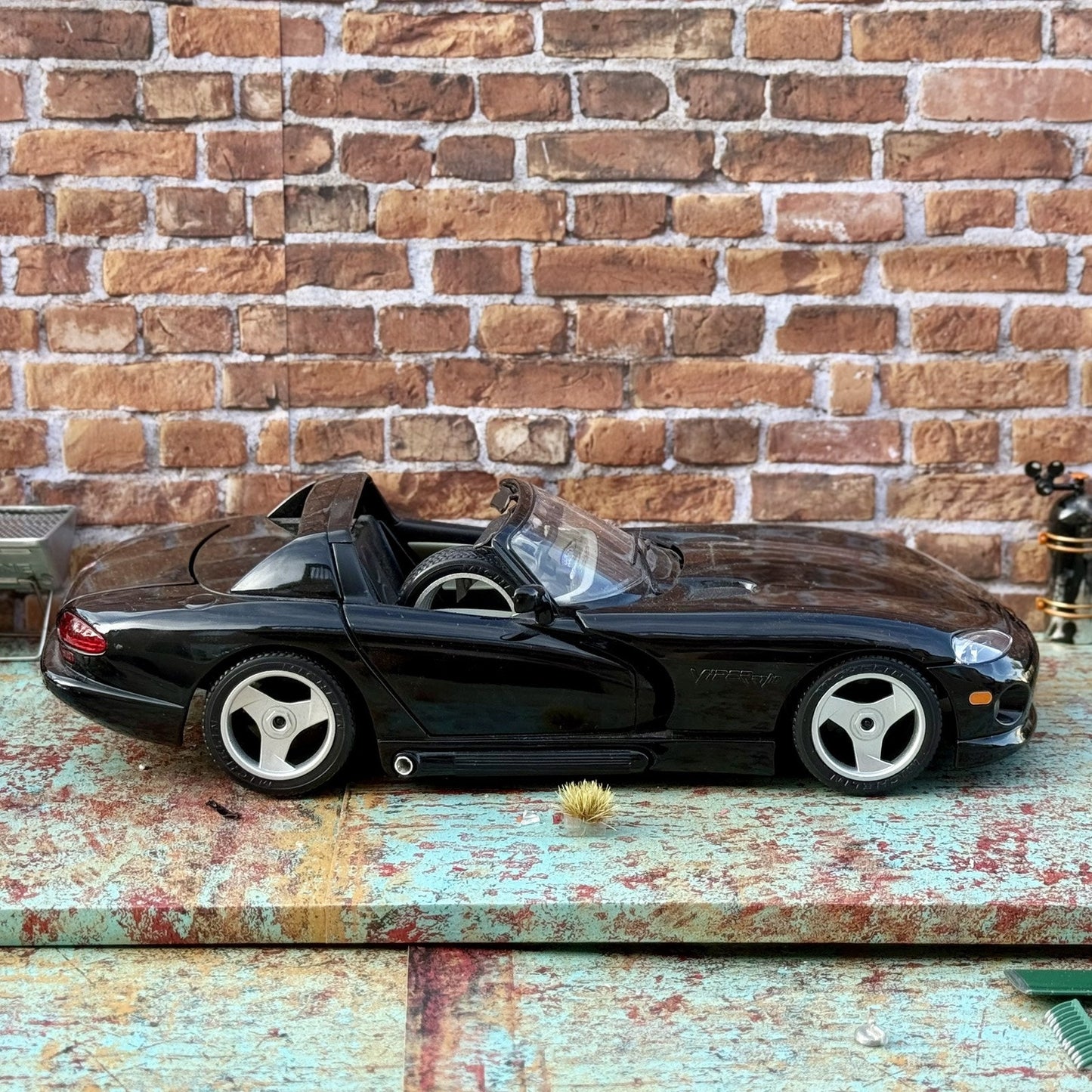 1/18 Dodge Viper RT/10 Black Broken Wheel | Diorama Model Car Barn Yard Find