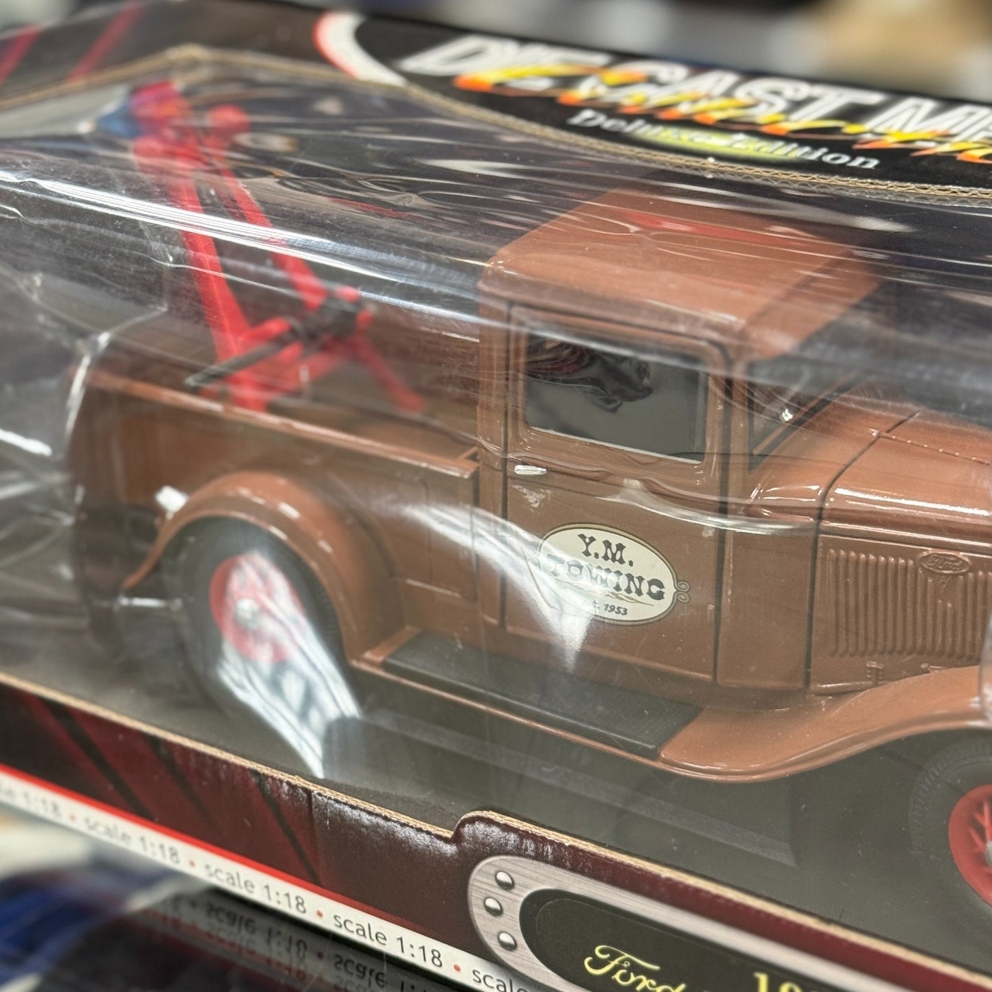 1/18 1934 Ford Pick Up Wrecker Brown Road Signature Diecast