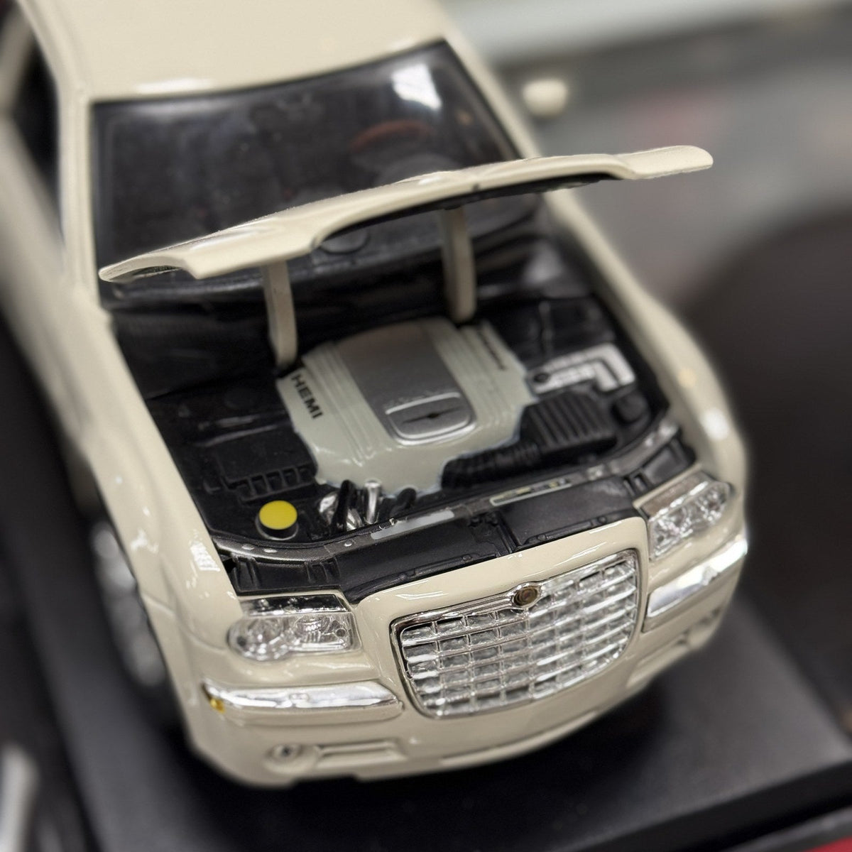 Maisto 1:18 2005 Chrysler 300C HEMI Cream Cool Vanilla Diecast Model Car - Product Image