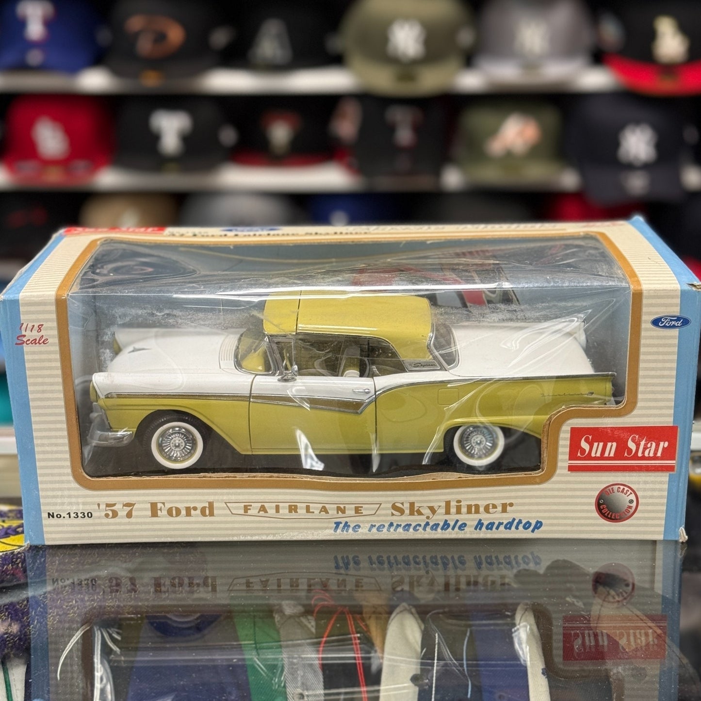 1/18 1957 Ford Fairlane Skyliner 'Retracting Top' Two-Tone Sun Star Diecast