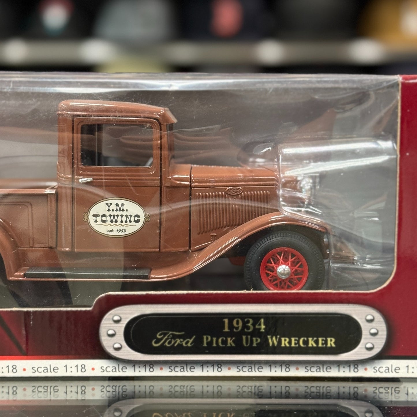 1/18 1934 Ford Pick Up Wrecker Brown Road Signature Diecast
