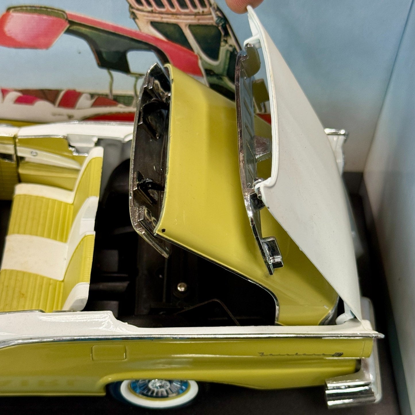1/18 1957 Ford Fairlane Skyliner 'Retracting Top' Two-Tone Sun Star Diecast