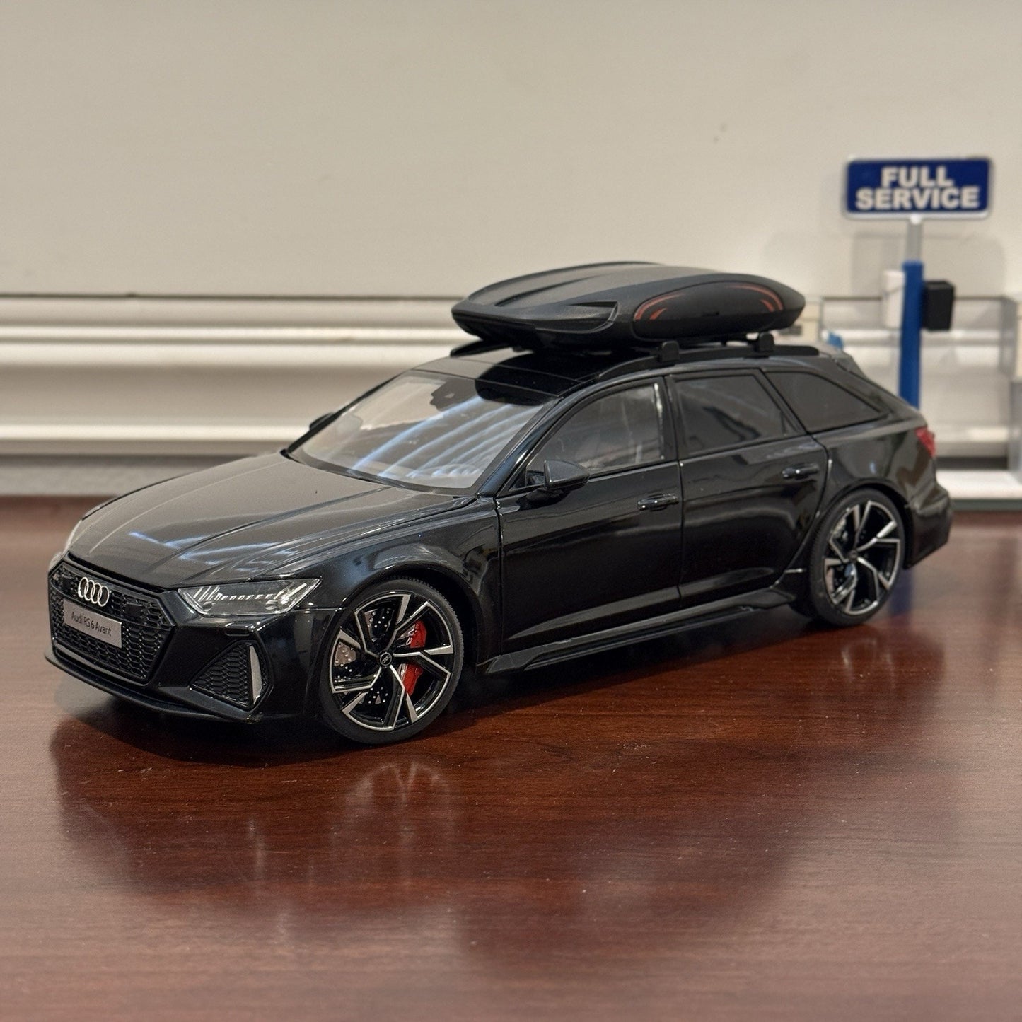 1/18 Audi RS6 Avant Diecast Model Car | Top Storage NOT included