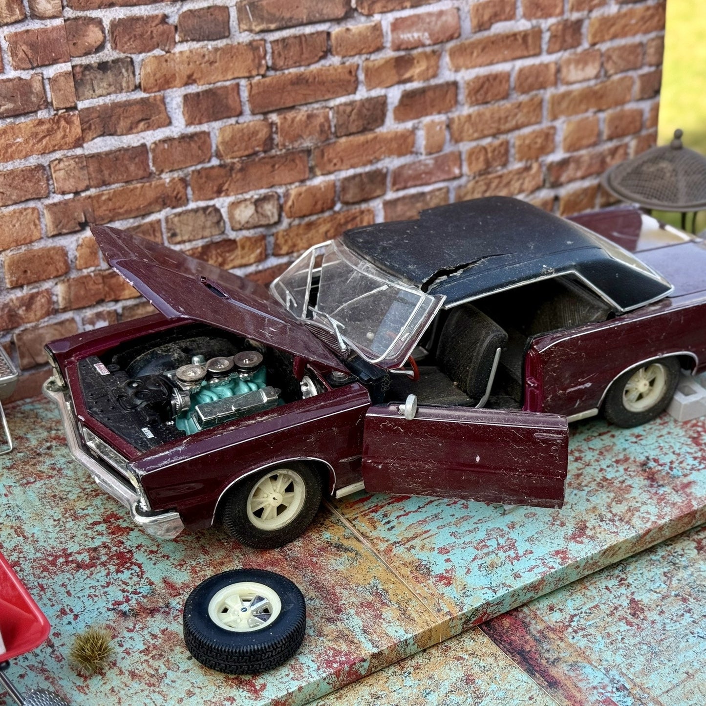 1965 Pontiac GTO Maroon | Maisto 1/18 | Diorama Model Parts Car