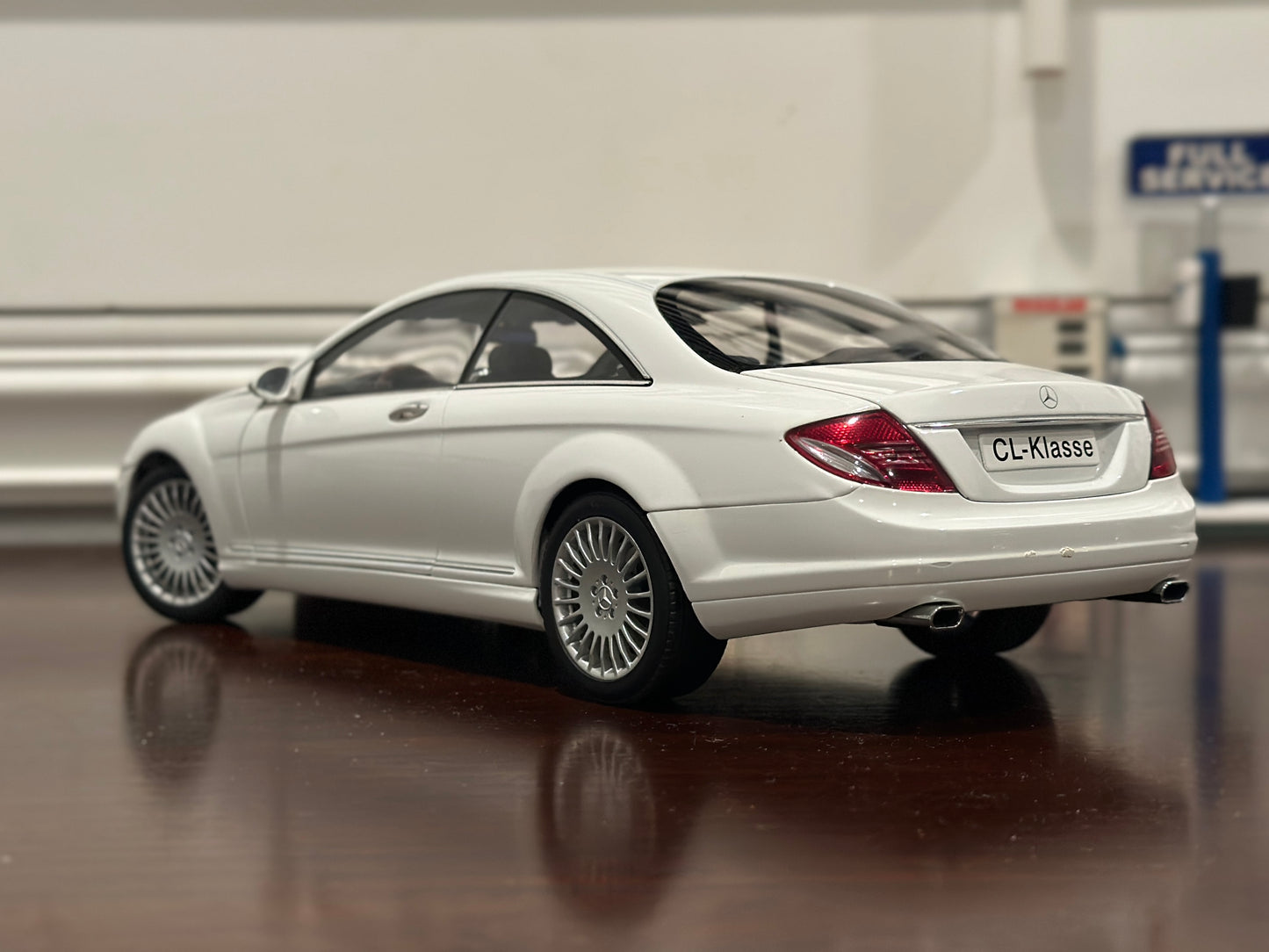AUTOart 1/18 Mercedes Benz CL Class (CL Klasse) White