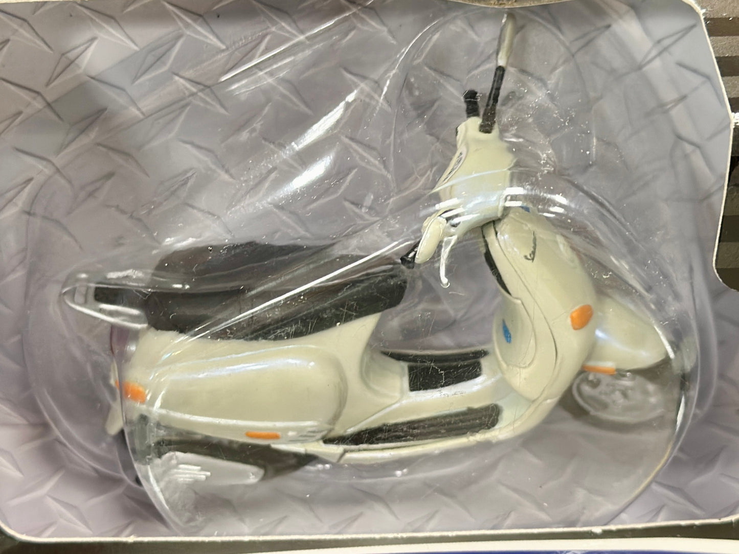Vespa Motorcycle Motorbike, Creme Vintage Kid Connection Maisto 1/18