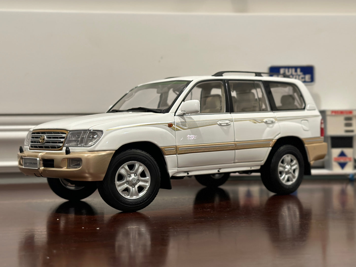 1/18 Toyota Land Cruiser V8 Creme/Gold Dealer Edition