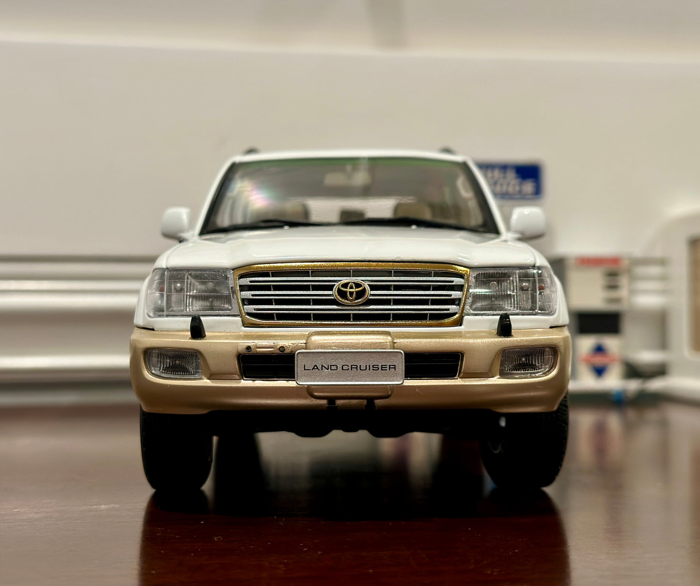1/18 Toyota Land Cruiser V8 Creme/Gold Dealer Edition