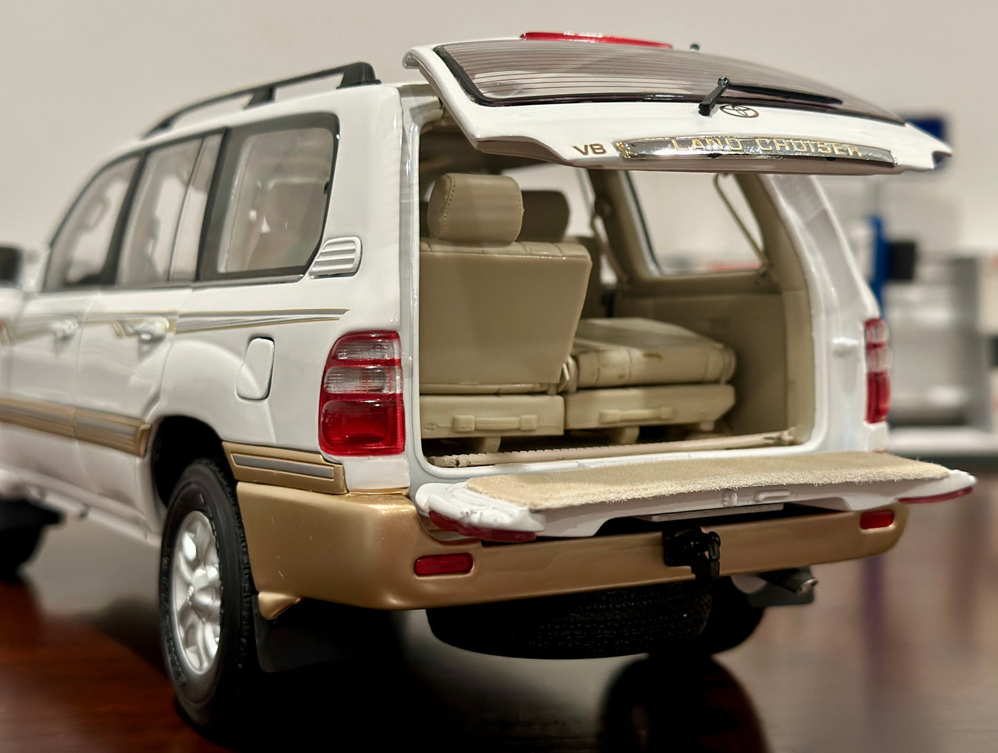 1/18 Toyota Land Cruiser V8 Creme/Gold Dealer Edition