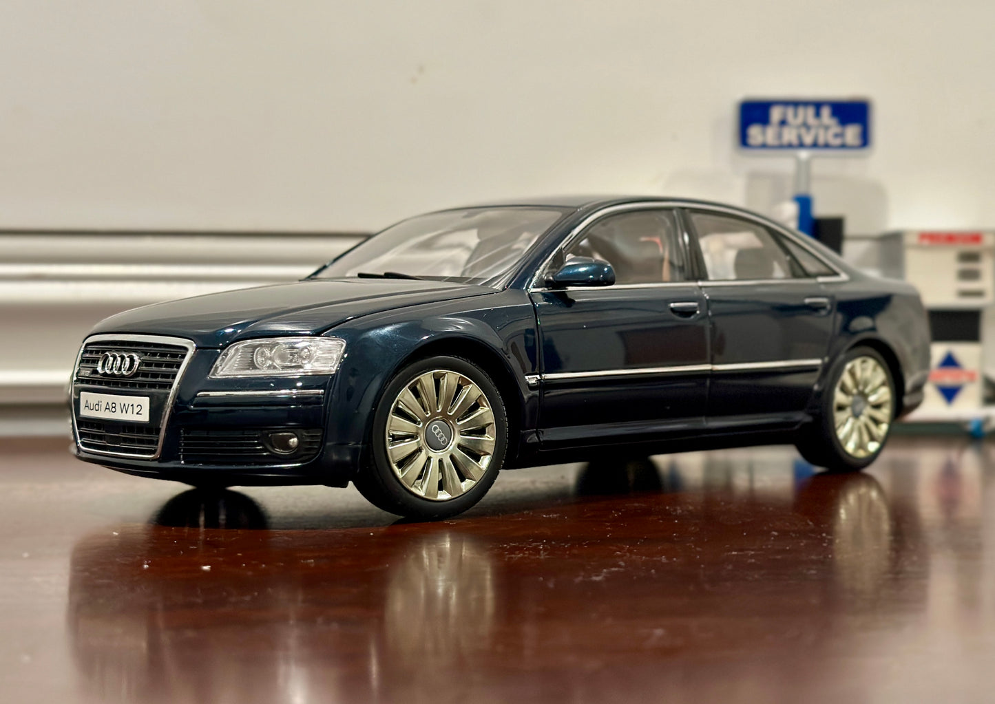 Audi A8L, Mythos Black | Kyosho Dealer Edition 1/18