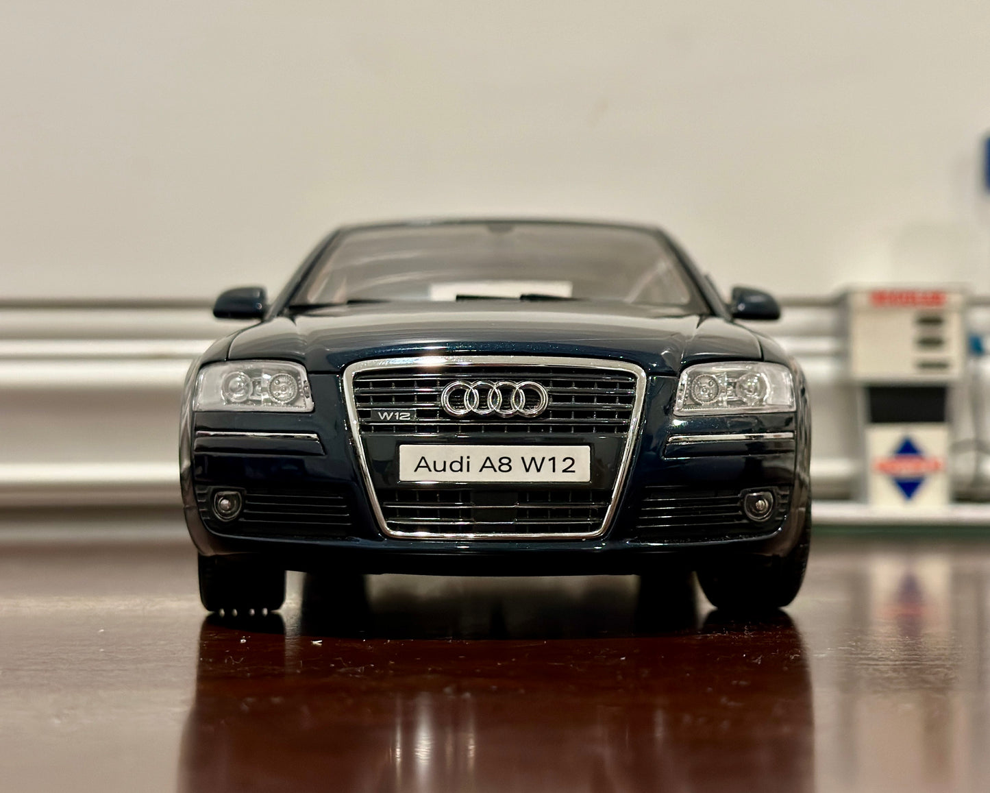 Audi A8L, Mythos Black | Kyosho Dealer Edition 1/18