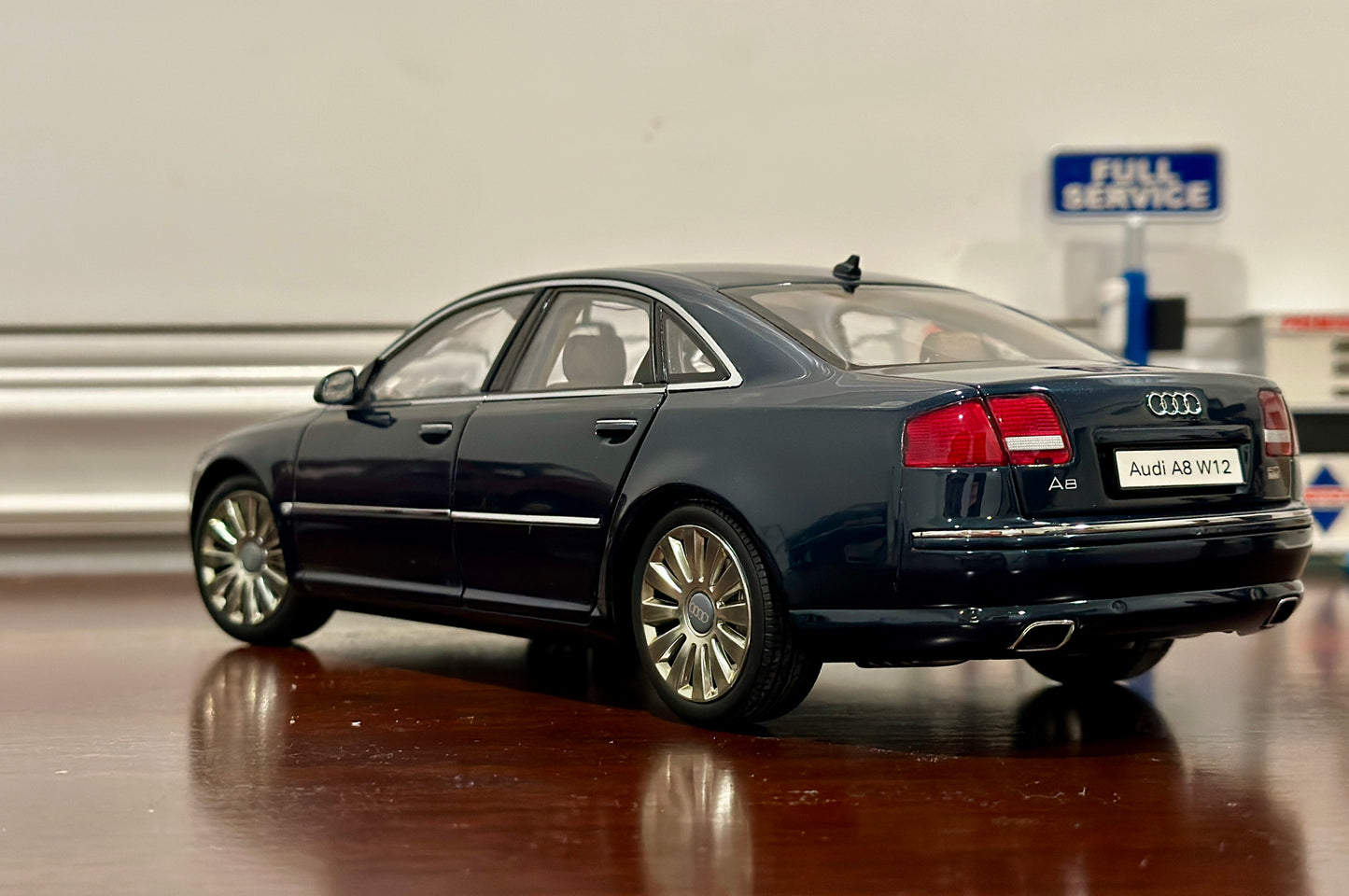 Audi A8L, Mythos Black | Kyosho Dealer Edition 1/18