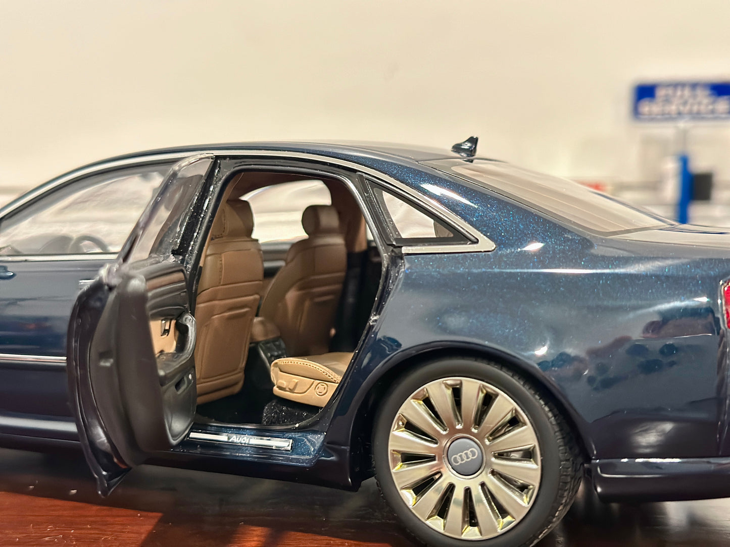 Audi A8L, Mythos Black | Kyosho Dealer Edition 1/18