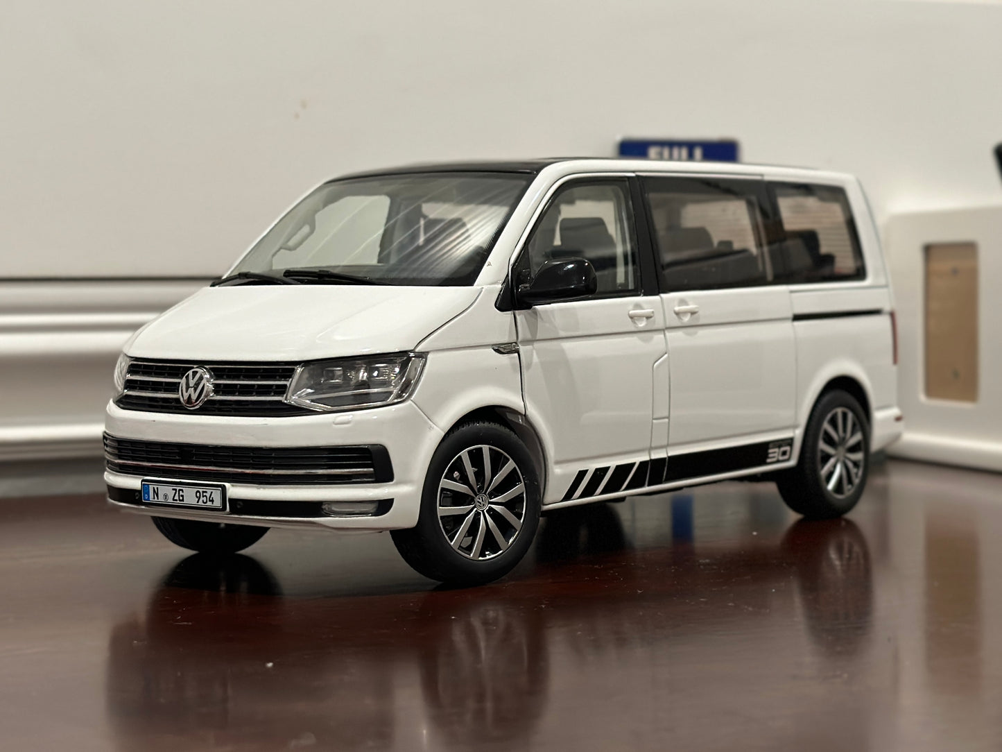 Volkswagen T6 Multivan White | Dealer Edition 1/18 | In Box