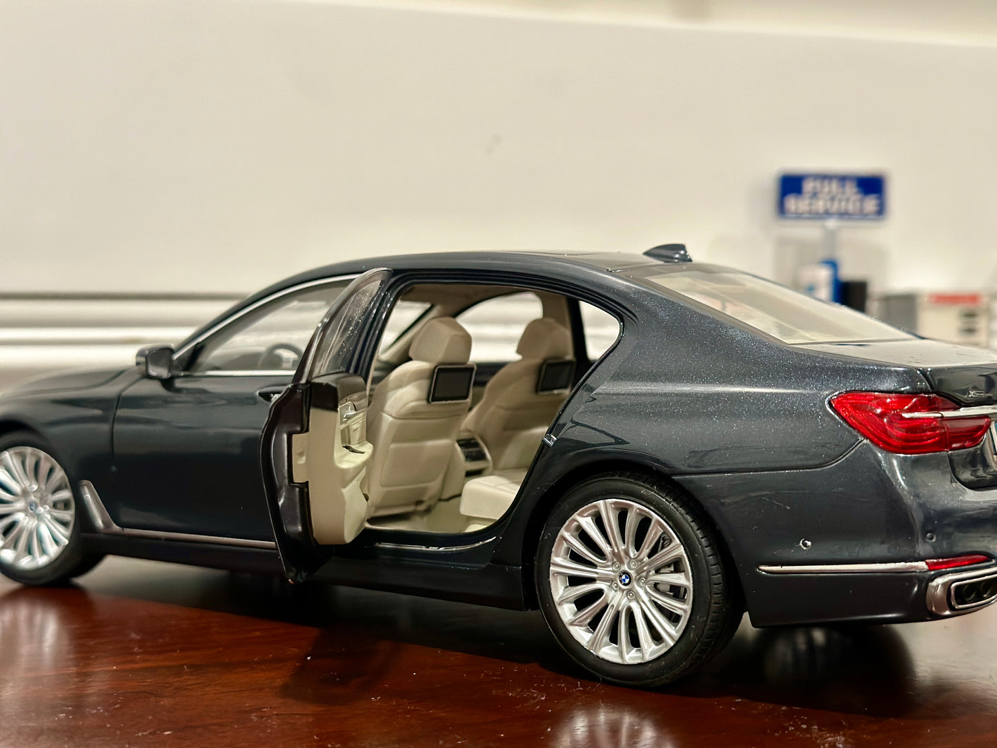 1/18 BMW 7 Series 750Li Gray Dealer Edition