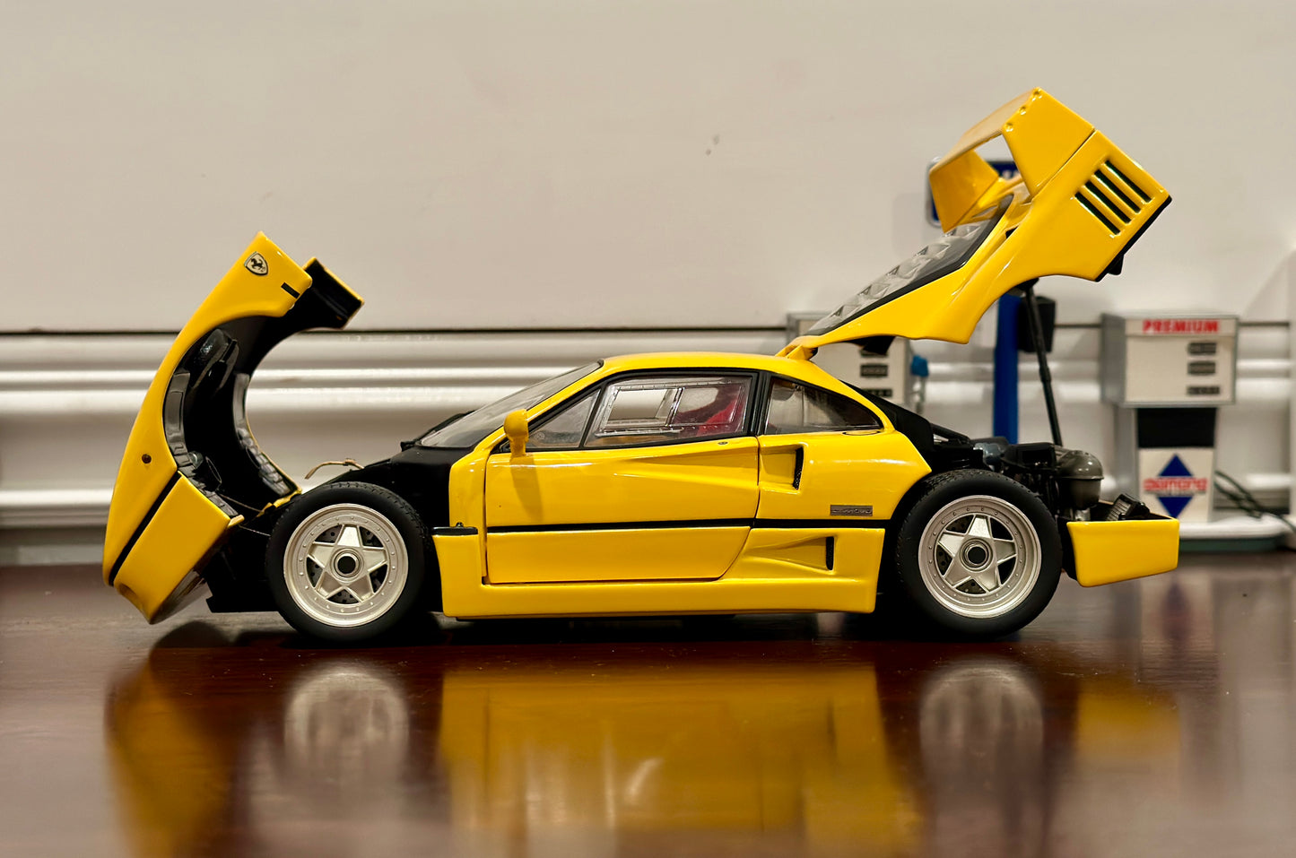 1/18 Ferrari F40 Yellow Hot Wheels Elite | In Box