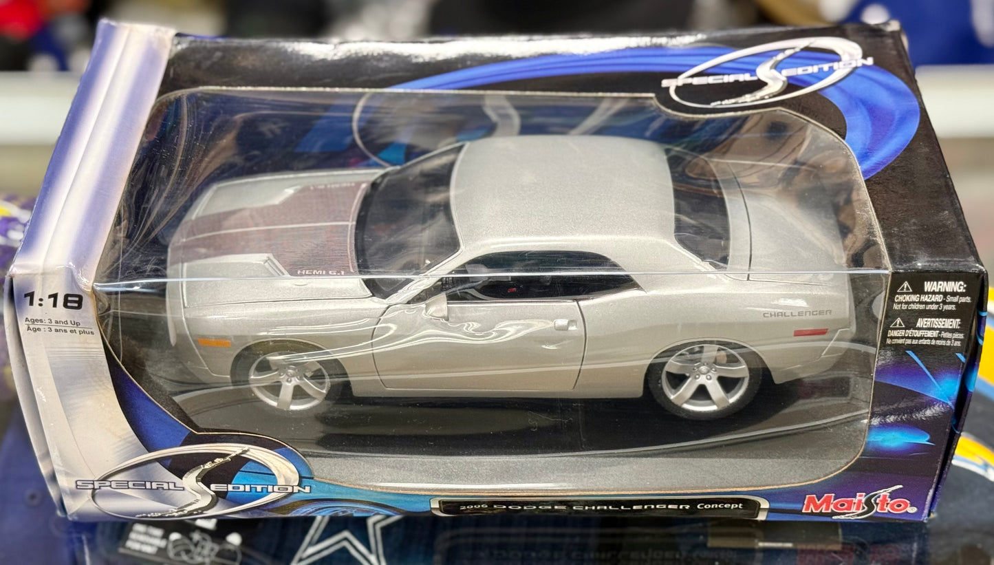 Dodge Challenger Concept Silver Vintage Maisto 1/18 | Damaged Box