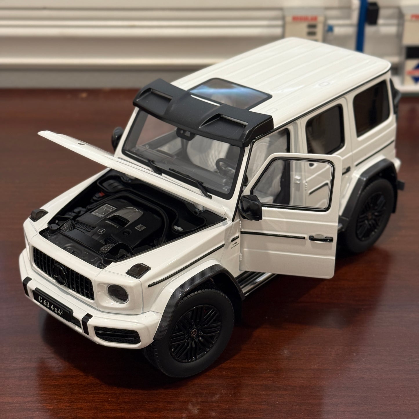 1/18 iScale Mercedes Benz G Class G63 4X4² White | New