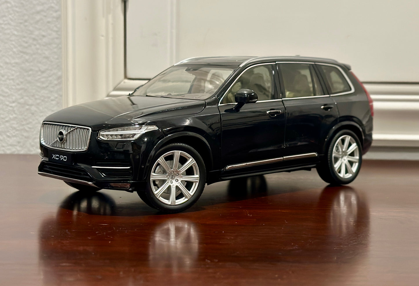 Volvo XC90 Black | Resin Dealer Edition 1/18 | Open Box