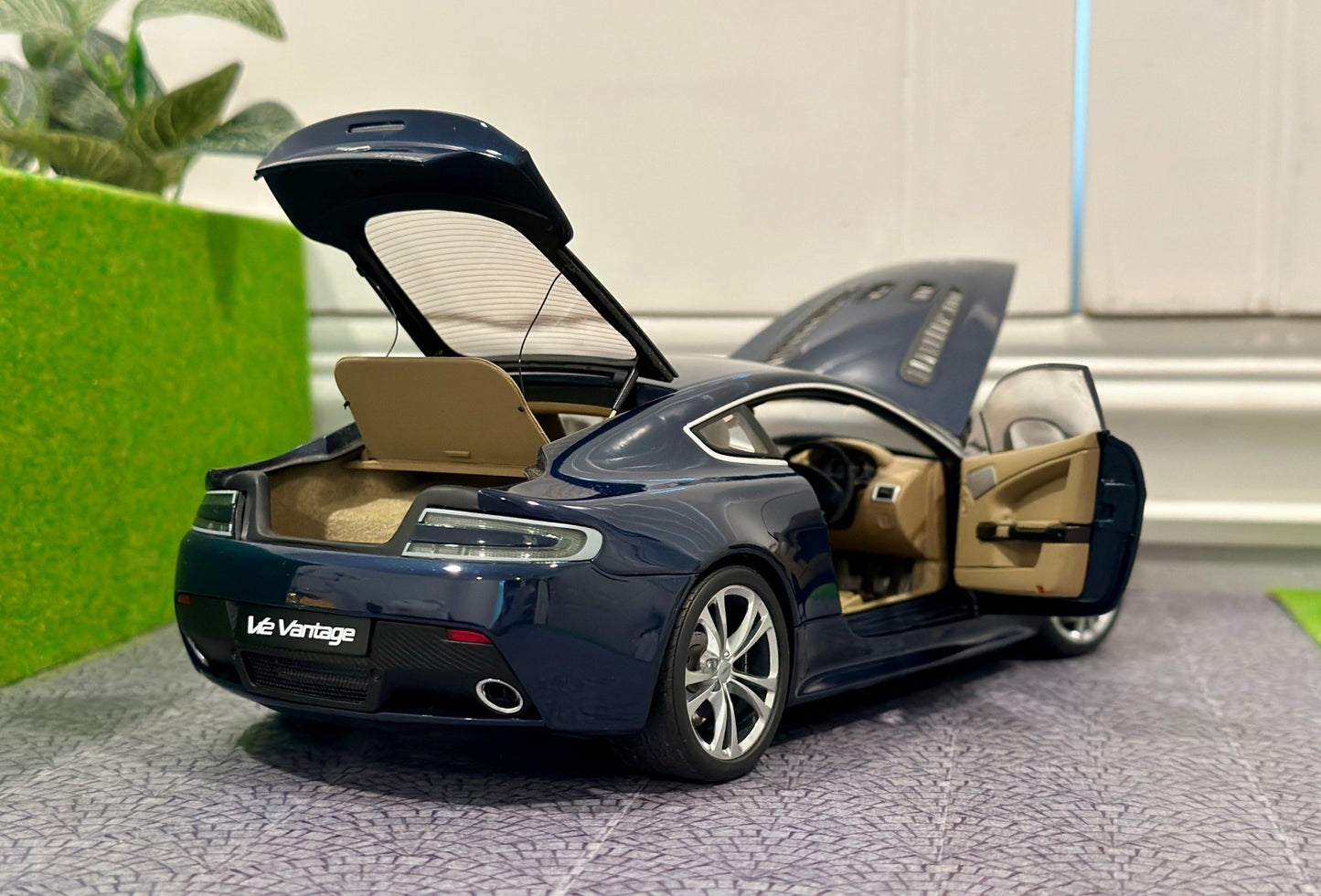 AUTOart Aston Martin V12 Vantage Blue 1/18 Scale Diecast Model Car - Product Image