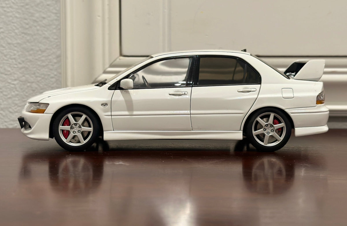 AUTOart Mitsubishi Lancer Evo 8 VIII Street Car White 1/18 Scale Diecast Model Car - Product Image