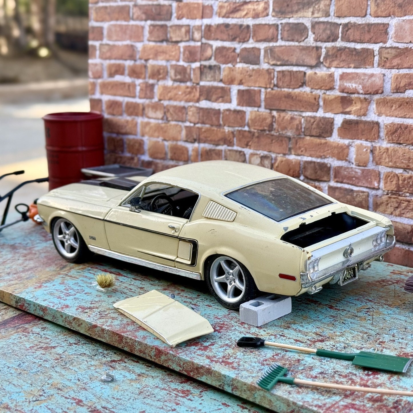 1968 Ford Mustang Custom Cream/Black | Maisto 1/18 | Diorama Model Part Carw
