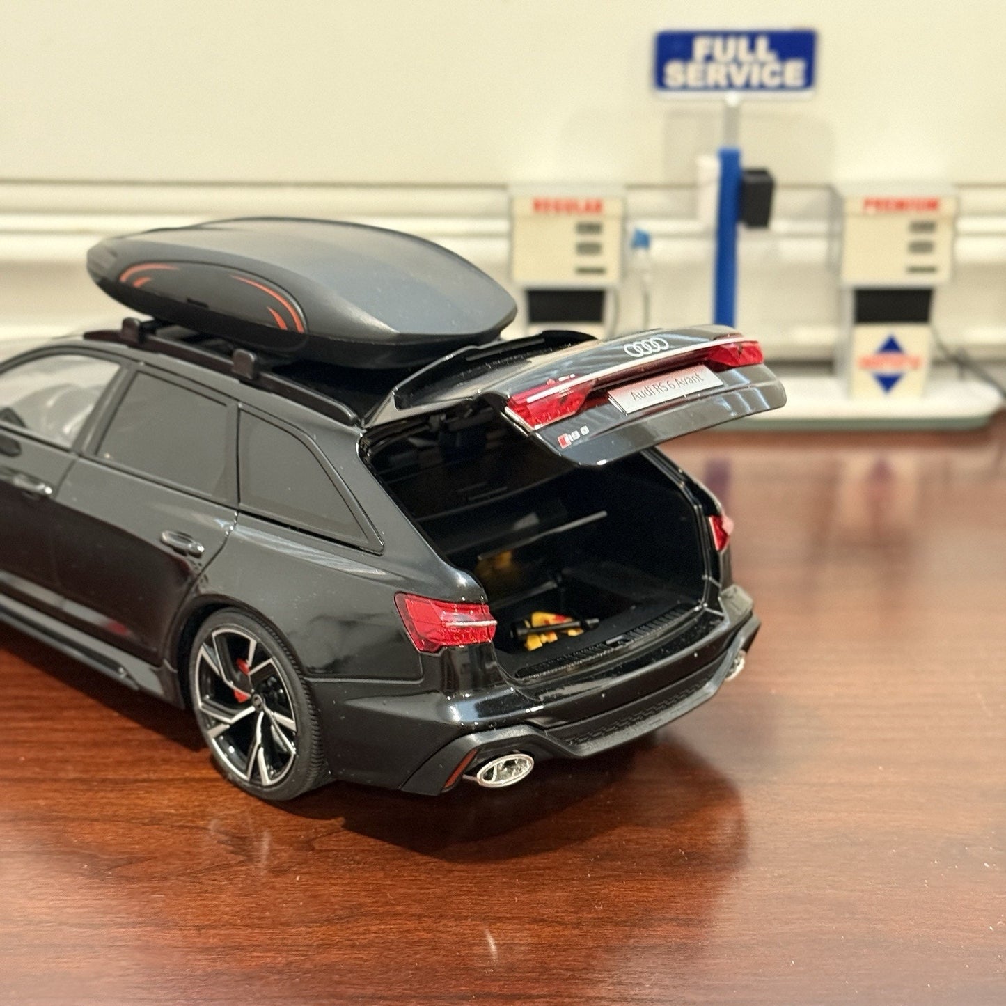 1/18 Audi RS6 Avant Diecast Model Car | Top Storage NOT included