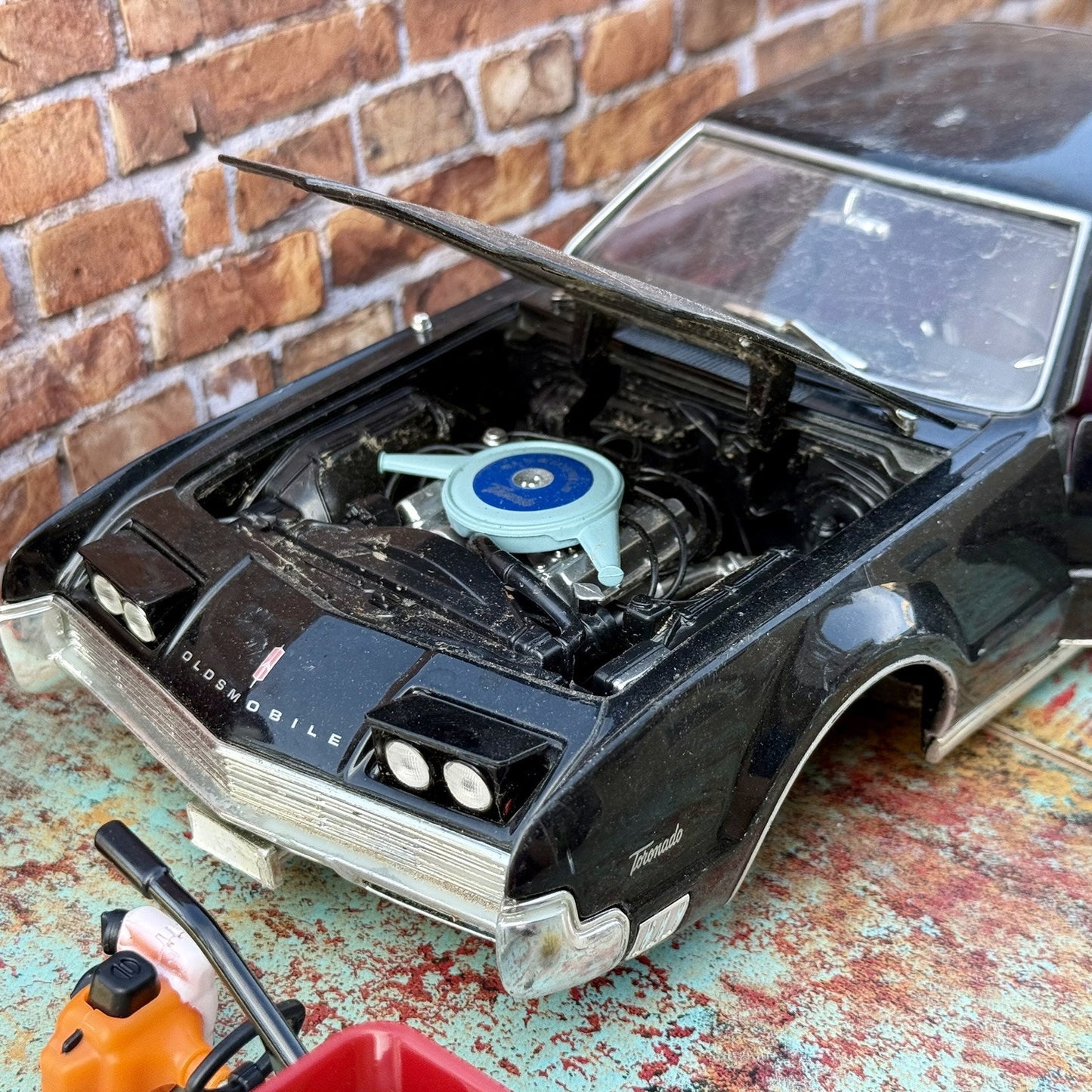 1/18 1966 Oldsmobile Tornado Black Road Signature | Diorama Parts Model Car