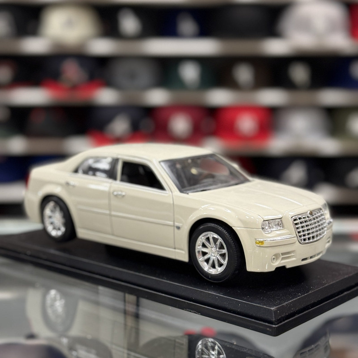 Maisto 1:18 2005 Chrysler 300C HEMI Cream Cool Vanilla Diecast Model Car - Product Image
