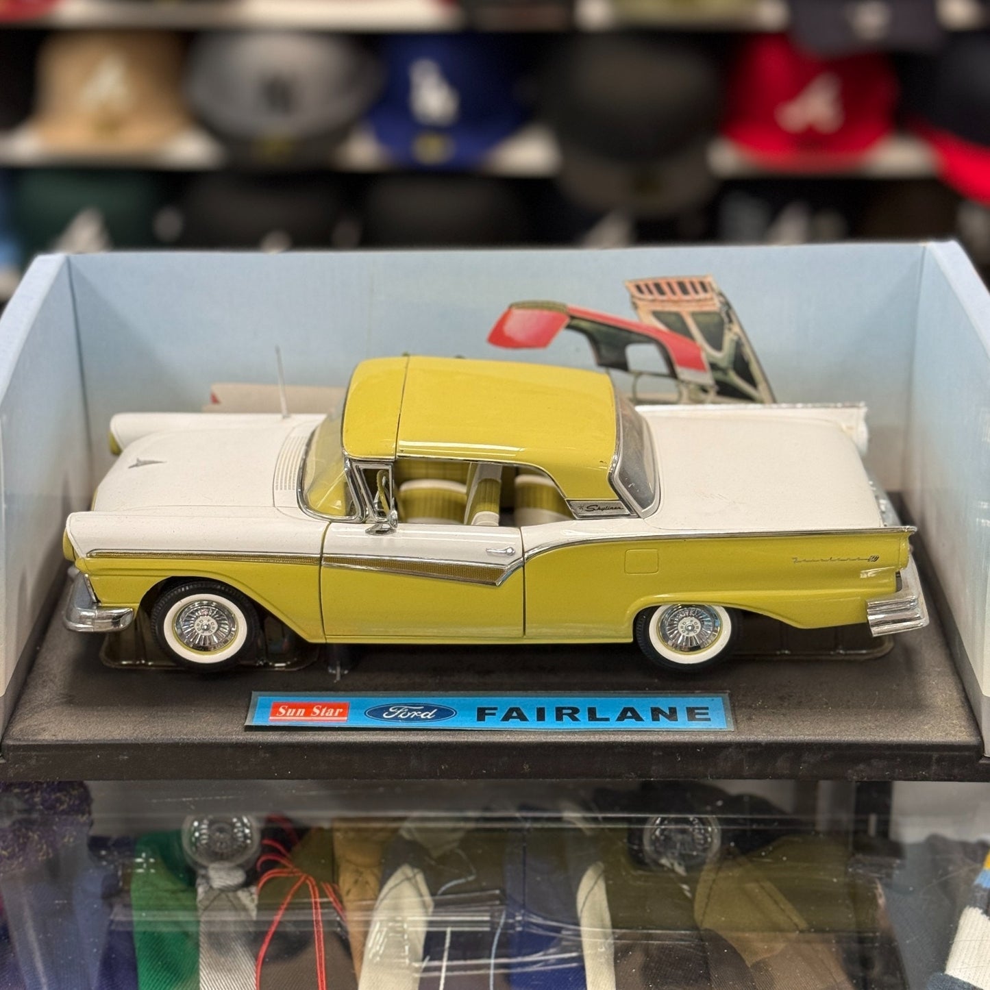 1/18 1957 Ford Fairlane Skyliner 'Retracting Top' Two-Tone Sun Star Diecast