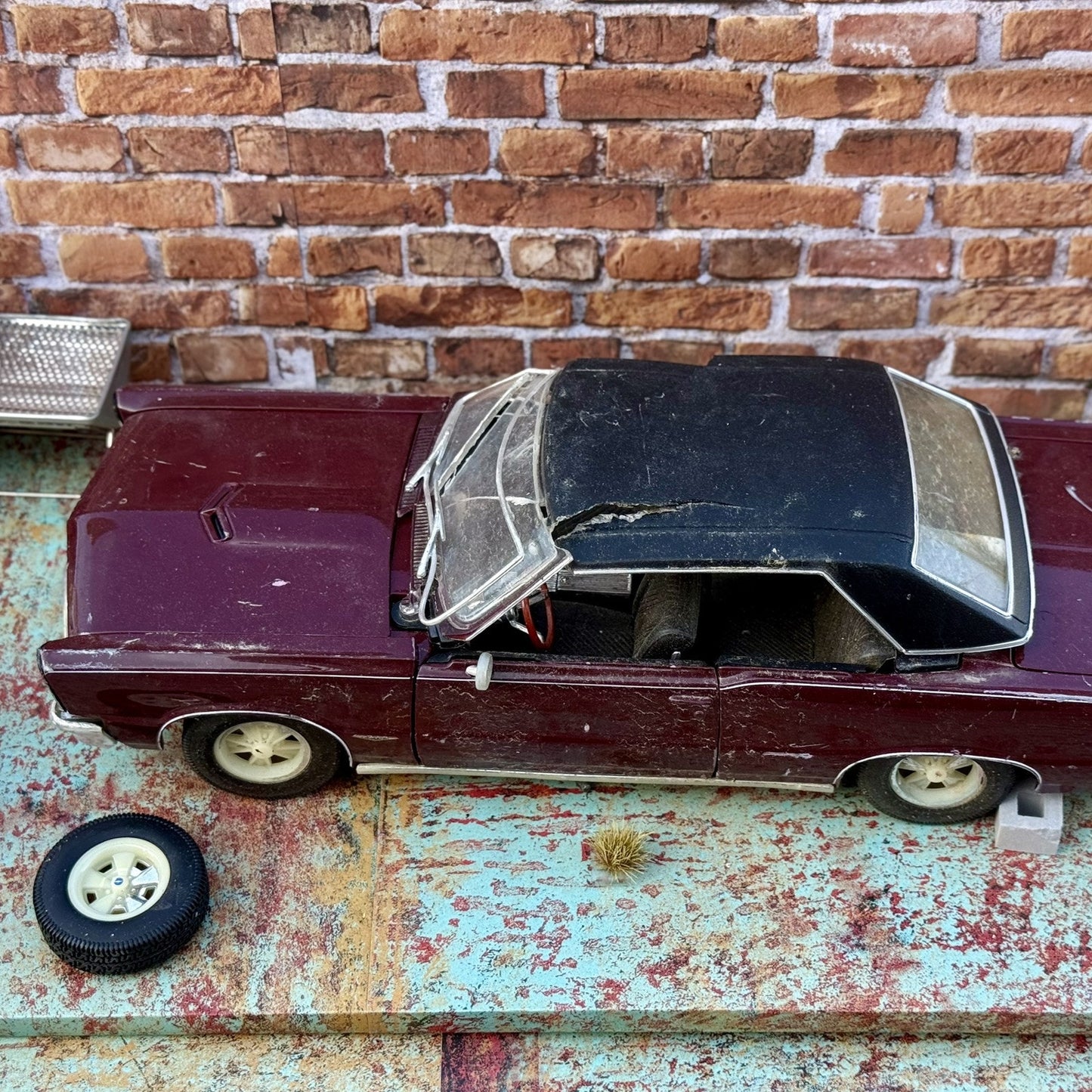 1965 Pontiac GTO Maroon | Maisto 1/18 | Diorama Model Parts Car