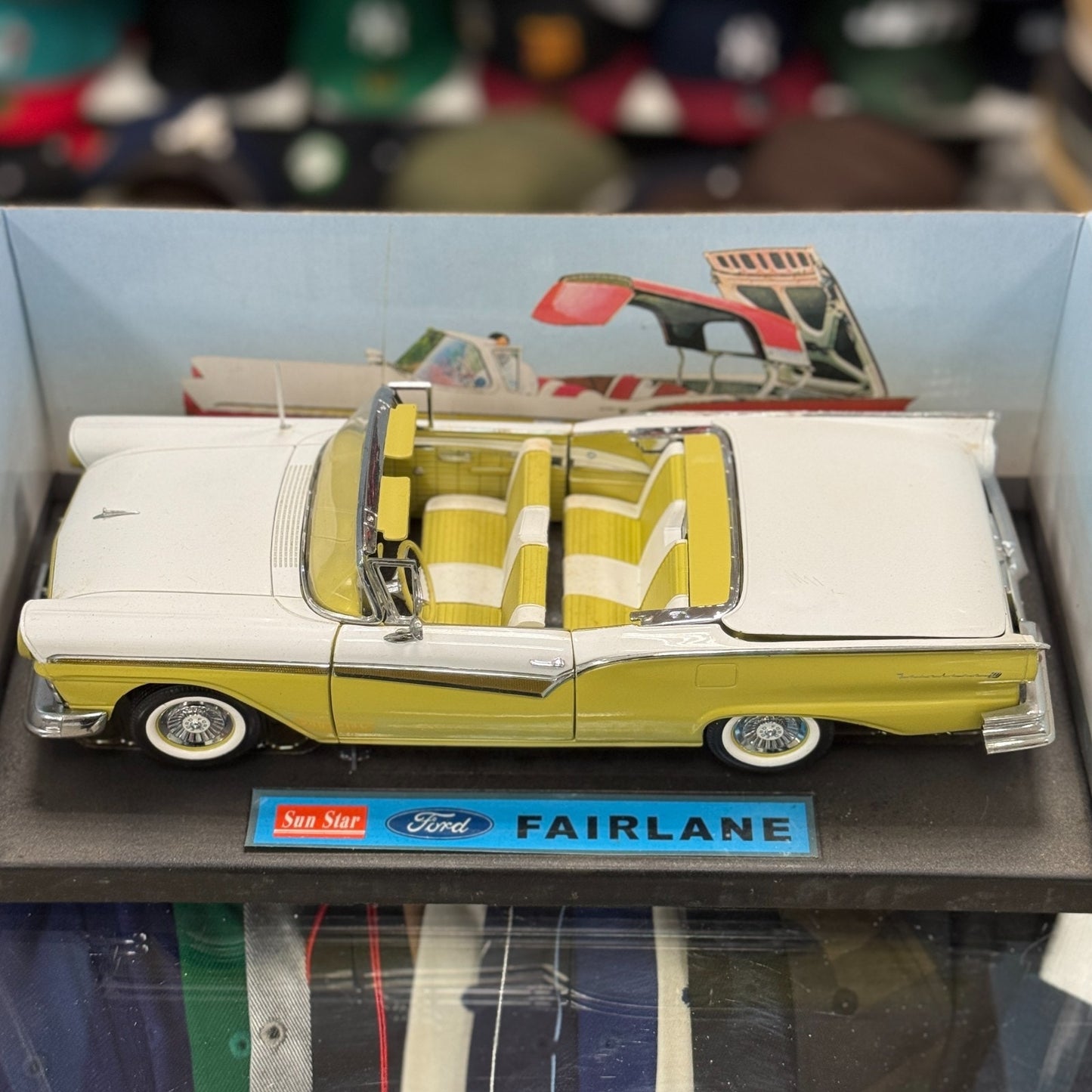 1/18 1957 Ford Fairlane Skyliner 'Retracting Top' Two-Tone Sun Star Diecast