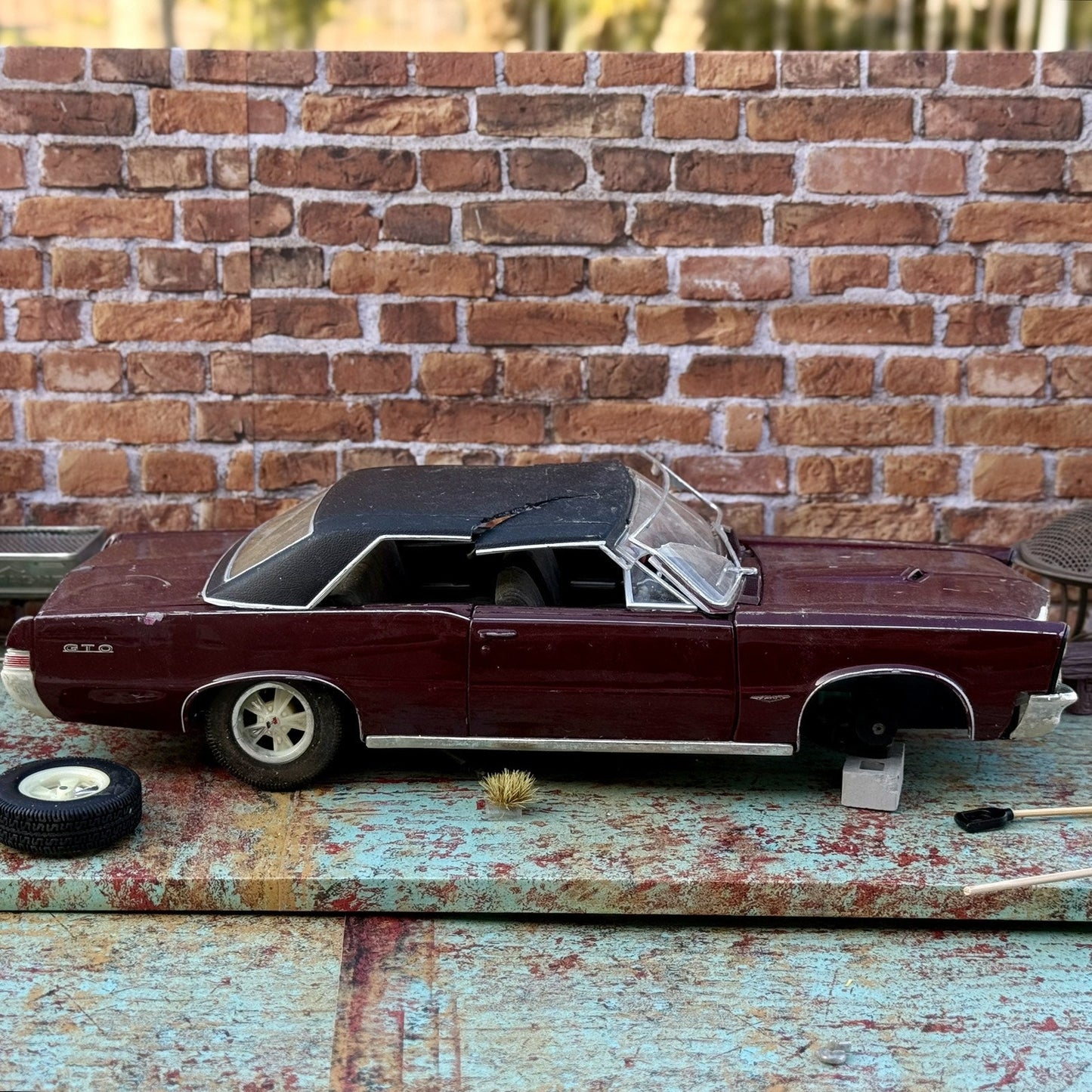 1965 Pontiac GTO Maroon | Maisto 1/18 | Diorama Model Parts Car