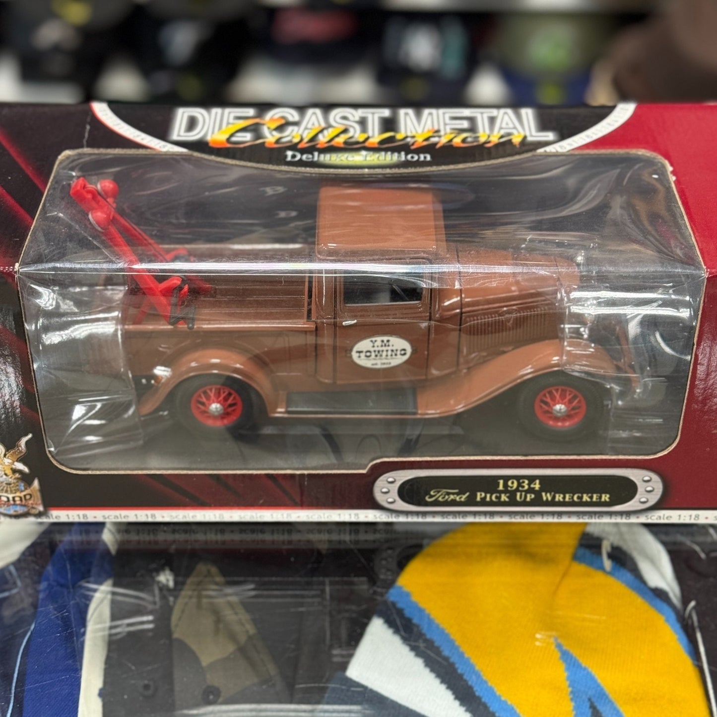 1/18 1934 Ford Pick Up Wrecker Brown Road Signature Diecast