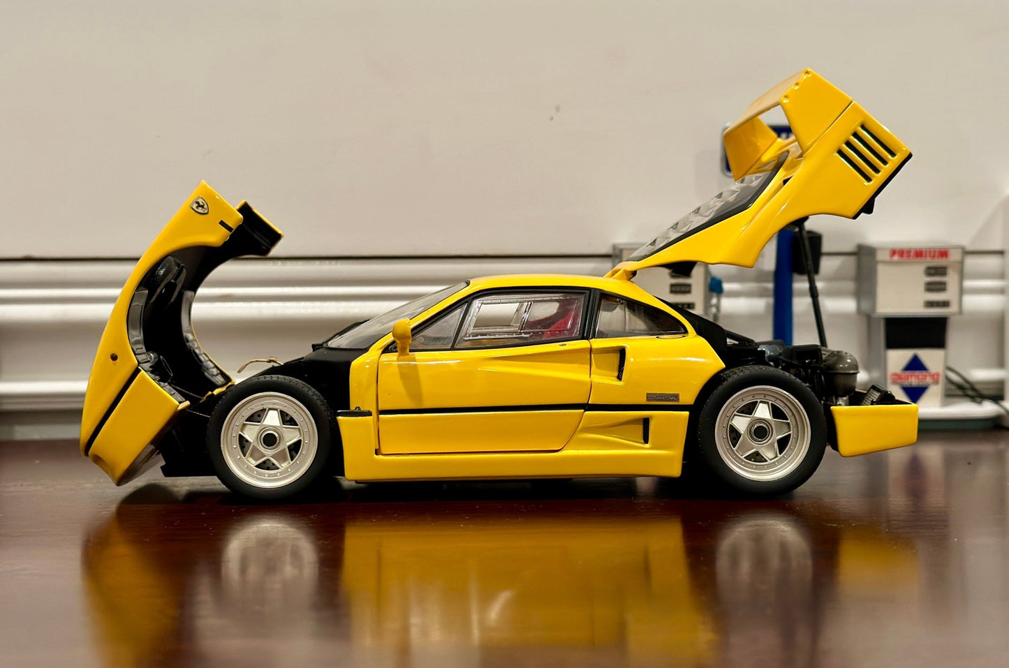 Hot Wheels Elite Ferrari F40 Yellow 1/18 Scale Diecast Model Car | Limited Edition - Product Image