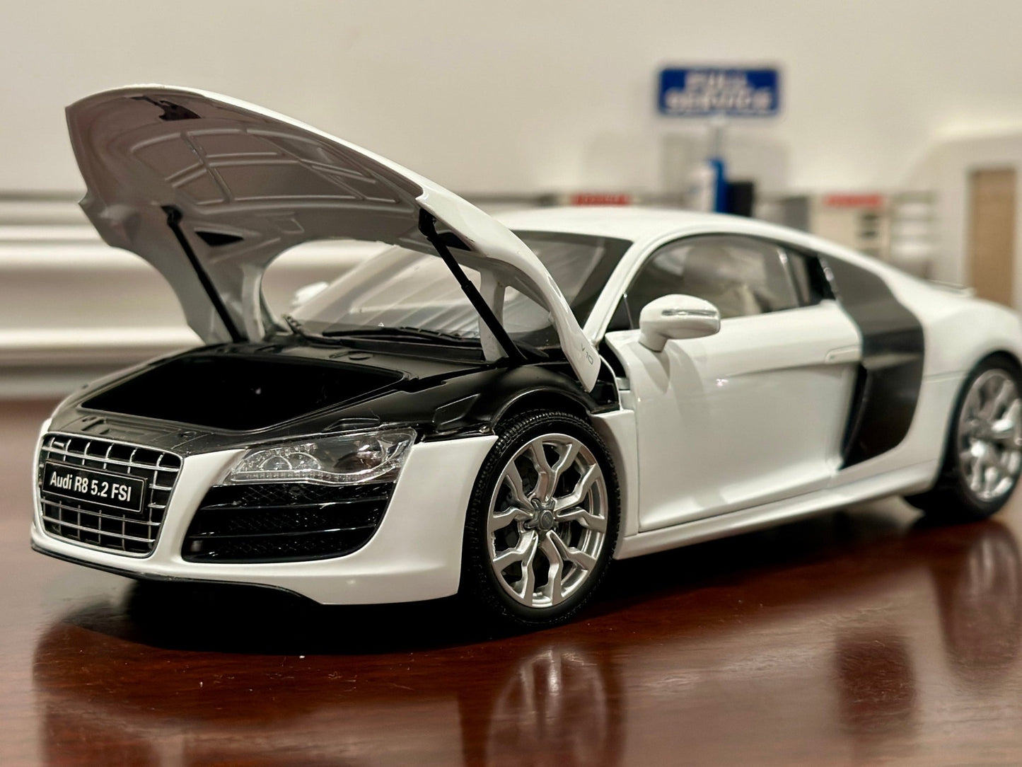Kyosho Audi R8 V10 '5.2 FSI Quattro Coupe' Ibis White 1/18 Scale Diecast Model Car - Product Image