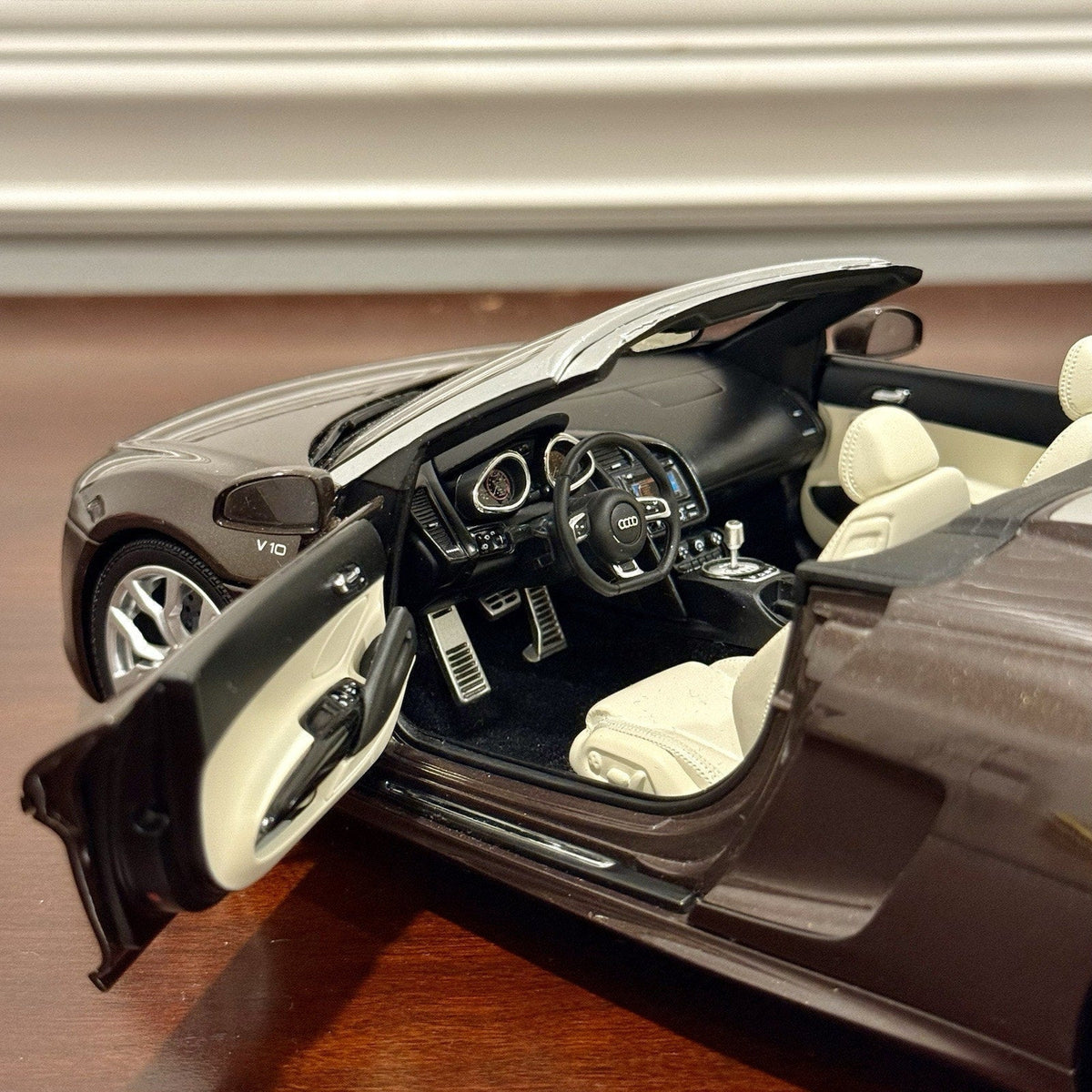 Kyosho Audi R8 V10 Spyder Teak Brown 1/18 Scale Diecast Model Car - Product Image