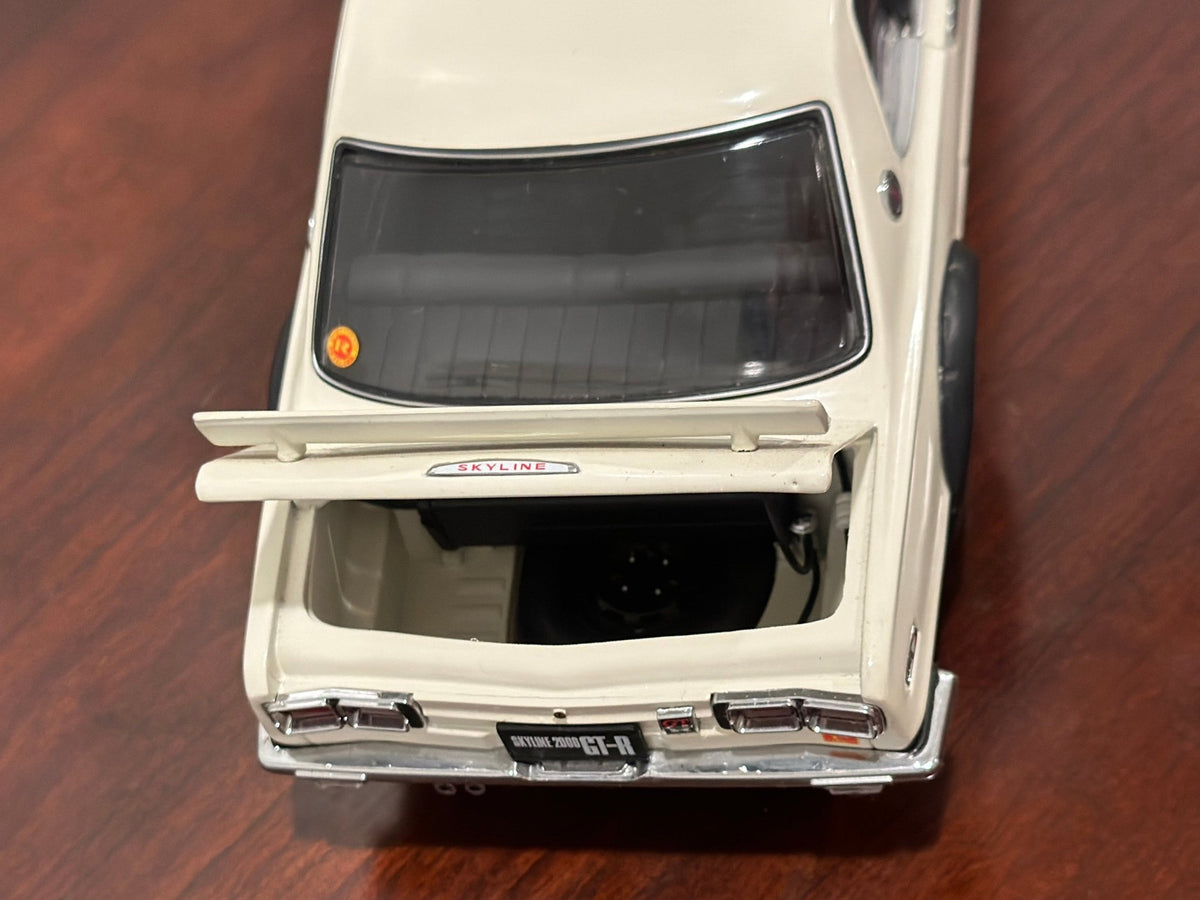Kyosho Nissan Skyline 2000 GTR White 1/18 Scale Diecast Model Car - Product Image