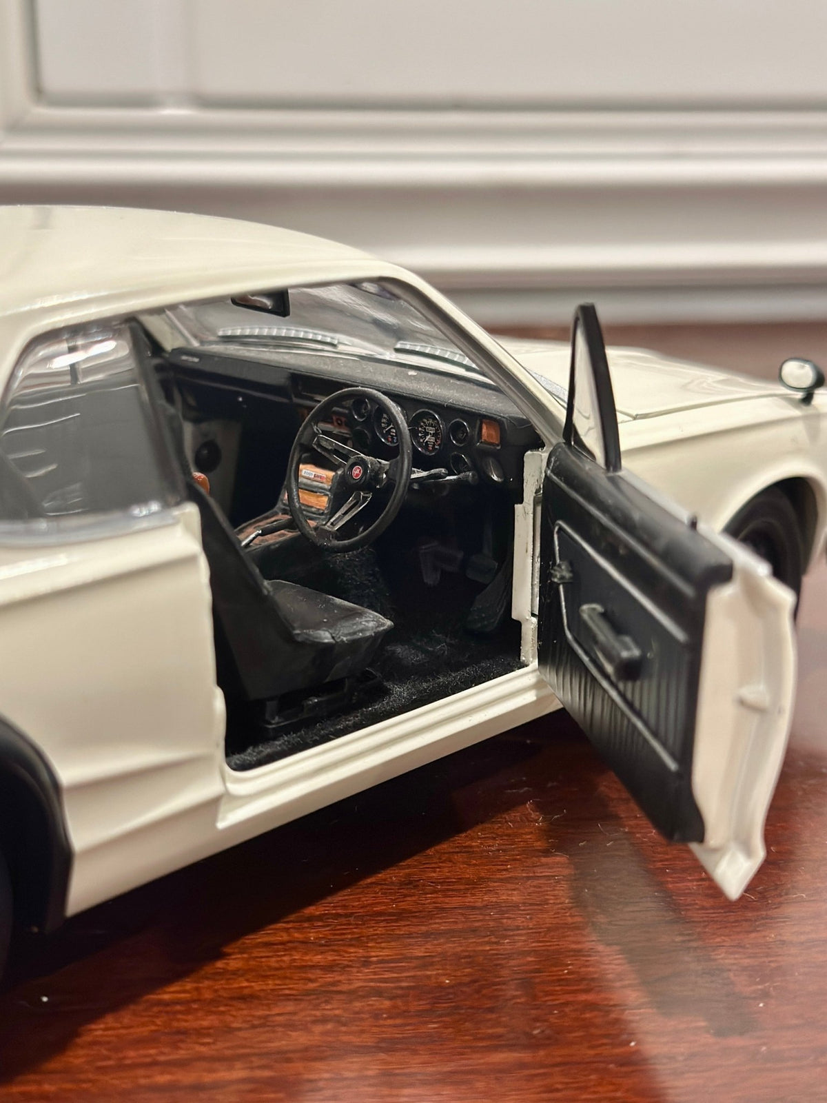 Kyosho Nissan Skyline 2000 GTR White 1/18 Scale Diecast Model Car - Product Image