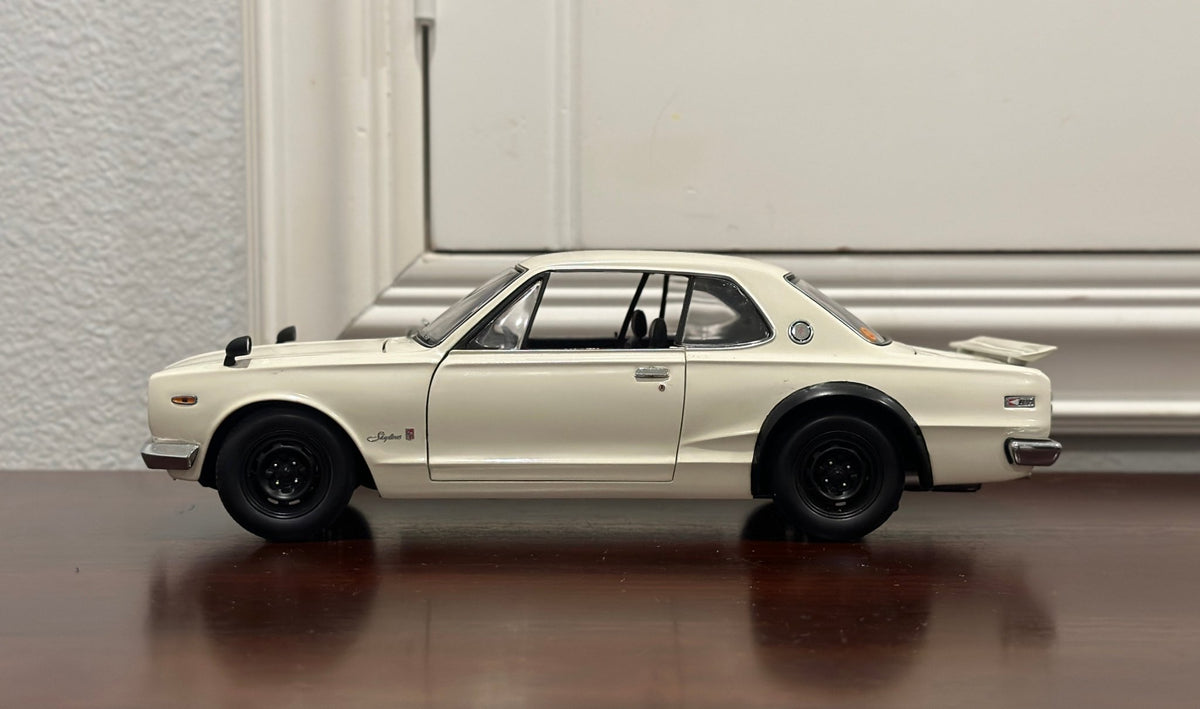 Kyosho Nissan Skyline 2000 GTR White 1/18 Scale Diecast Model Car - Product Image