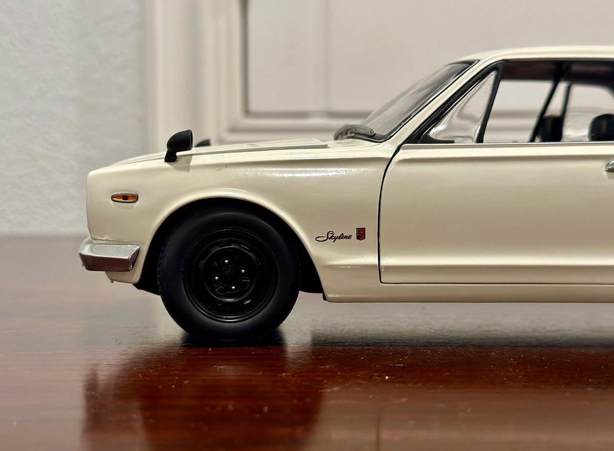 Kyosho Nissan Skyline 2000 GTR White 1/18 Scale Diecast Model Car - Product Image