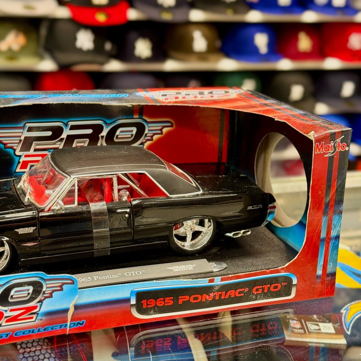 Maisto 1965 Pontiac GTO Black 1/18 Scale Diecast Model Car | New - Product Image