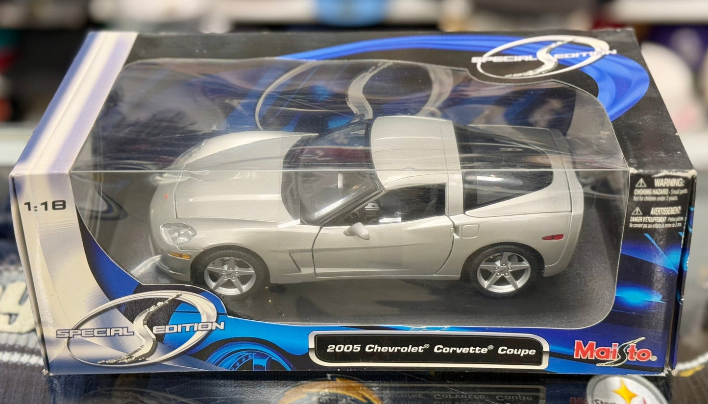 Maisto 2005 Chevrolet Corvette C6 Silver 1/18 Scale Diecast Model Car | New - Product Image