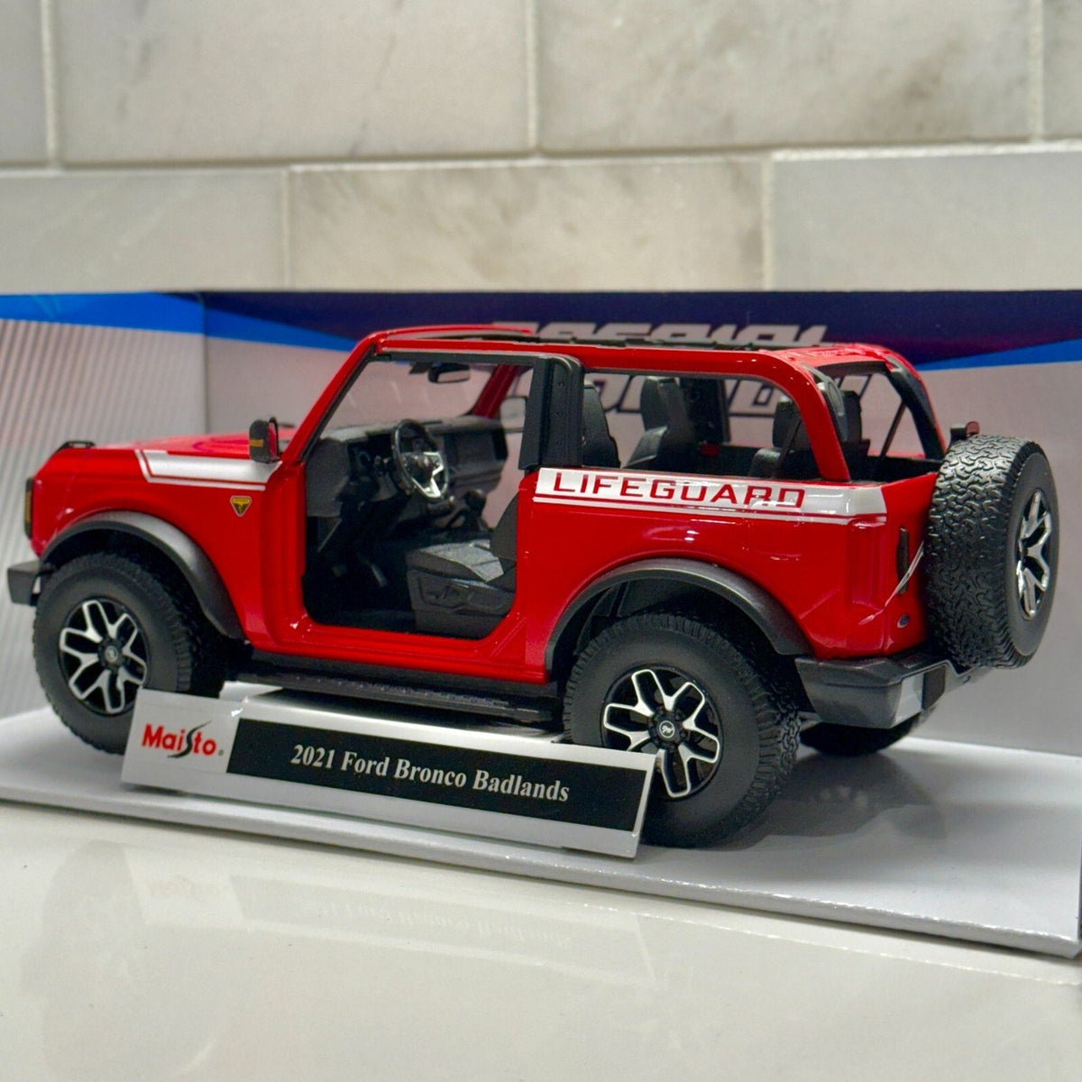 Maisto Ford Bronco Badlands 'Lifeguard Edition' 1/18 Scale Diecast Model Car | New - Product Image