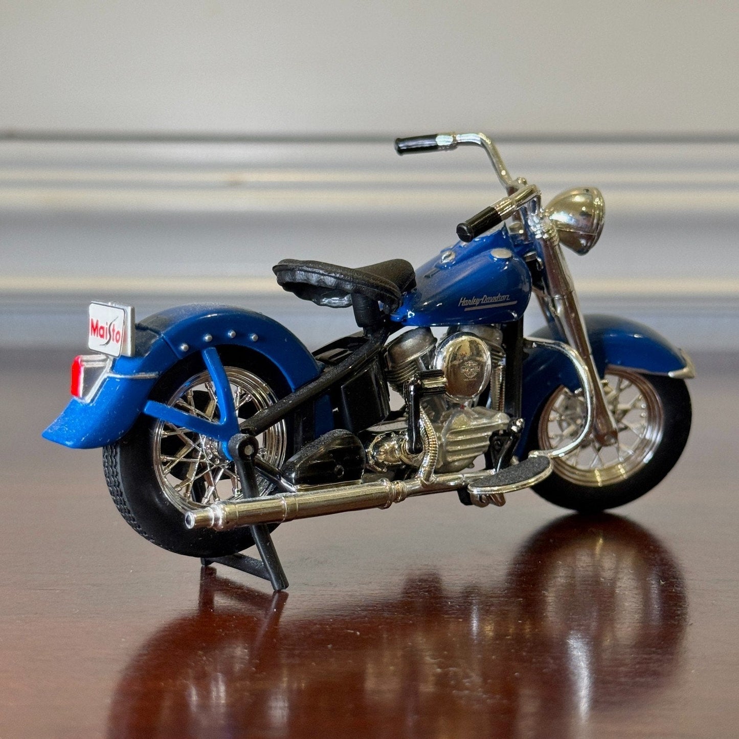 Maisto Harley Davidson Road King Royal Blue 1/18 Scale Diecast Model Motorcycle | In Box - Product Image