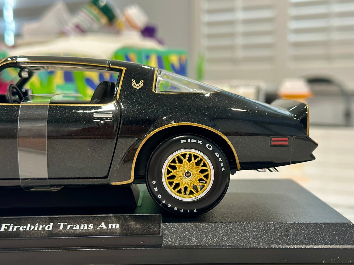 Maisto Pontiac Trans Am Firebird Black w/ Gold Livery 1/18 Scale Diecast Model Car | New - Product Image